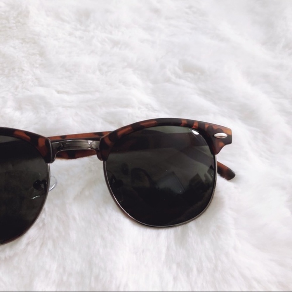 Colby Horn Rimmed Sunglasses - Picture 9 of 16